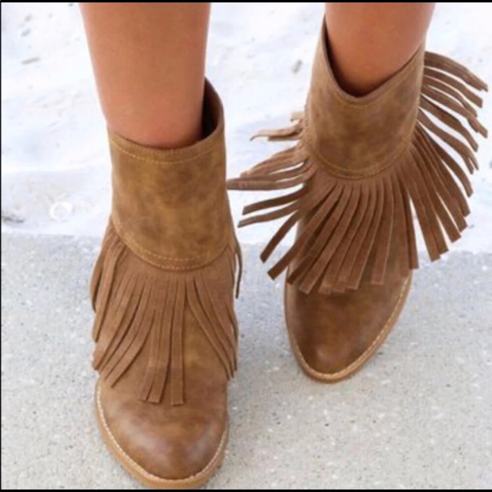 Like NEW! Very Volatile tan Fringe Bootie 6